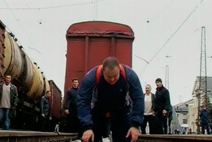 Донецкие атлеты сдвинули с места железнодорожный состав