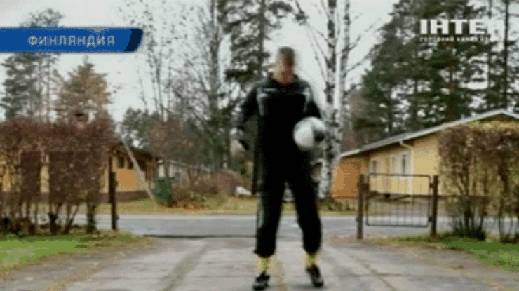 Финский вратарь Ласси Харскайнен демонстрирует удивительные трюки с мячом