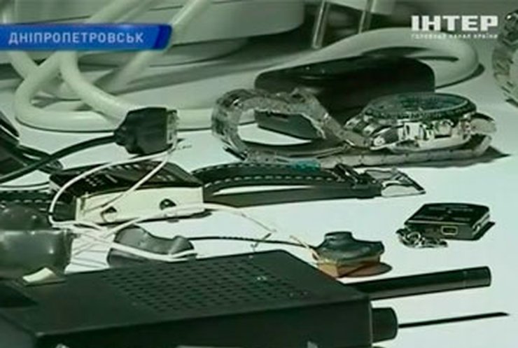 СБУ задержала нелегального торговца "жучками" в Днепропетровске