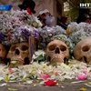 Боливийцы дарят подарки черепам погибших родственников