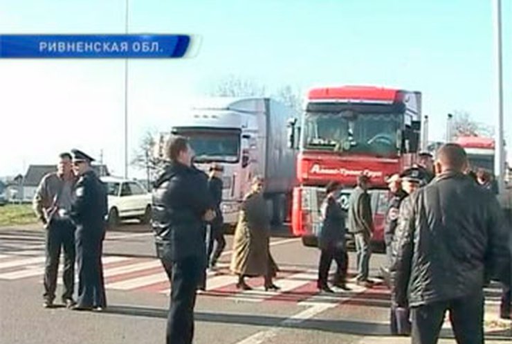 Трассу "Киев-Чоп" сегодня заблокировали протестующие