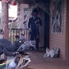 Почтальон принял умершего мужчину за украшение к Хэллоуину