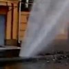 Из-за прорыва трубы в центре Харькова образовался кипящий гейзер