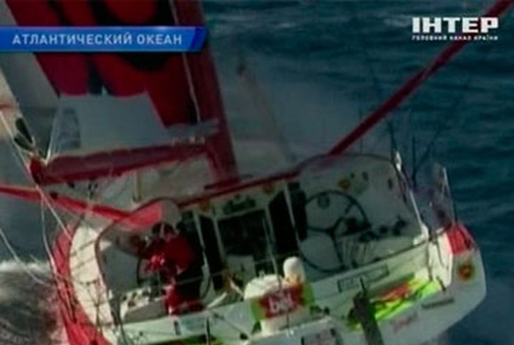 В кругосветной регате "Вендея Глоб" одна из яхт столкнулась с рыбацкой лодкой