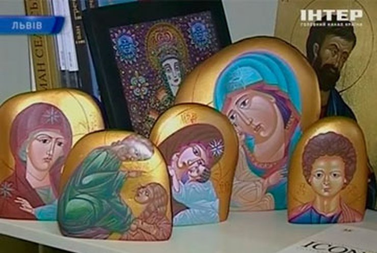 Львовский умелец рисует иконы на камнях
