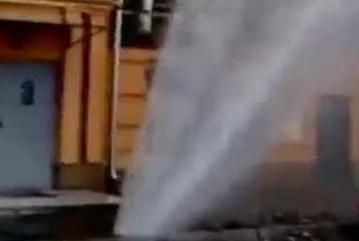 Из-за прорыва трубы в центре Харькова образовался кипящий гейзер