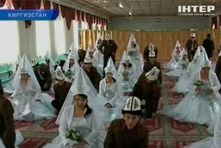 В столице Кыргызстана власти устроили свадьбу 35 малообеспеченным парам