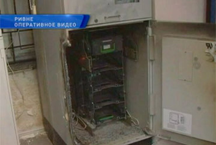 В Ривном ограбили банкомат, вырезав стенку болгаркой