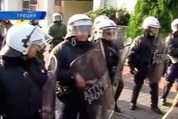 Греческие активисты набросились на немецких чиновников