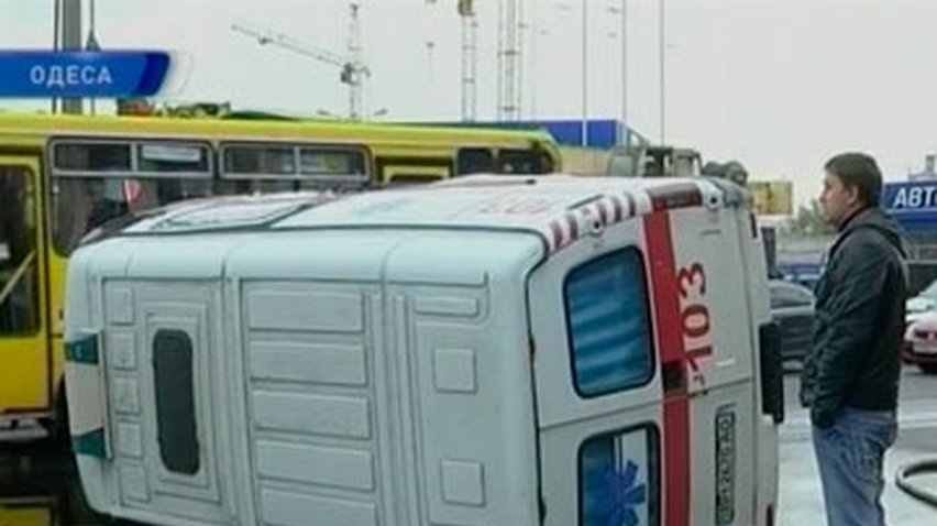 В Одессе женщина-водитель протаранила машину скорой помощи