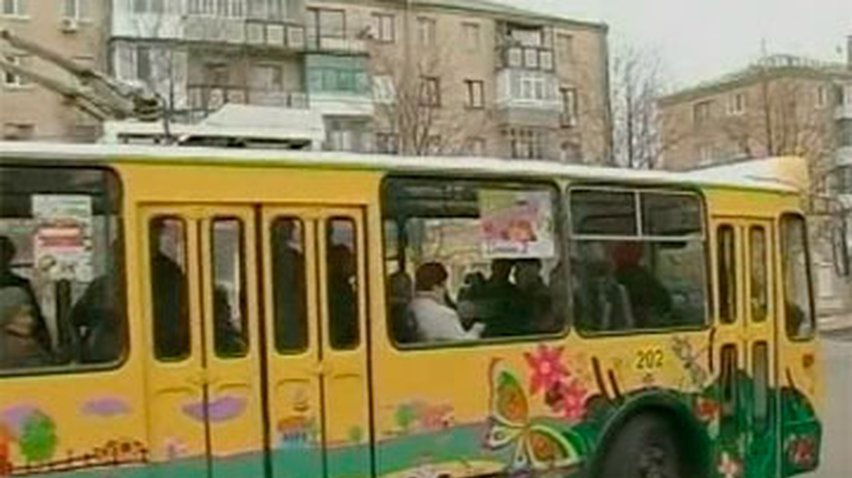 По Кировограду начал курсировать разрисованный троллейбус желаний