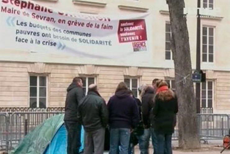 Французский мэр завершил голодовку под зданием парламента