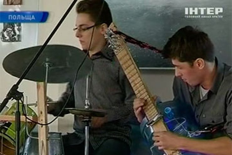 Польские студенты собрали гитары и барабаны из мусора
