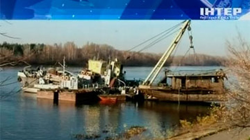 Со дна Днепра подняли немецкий теплоход