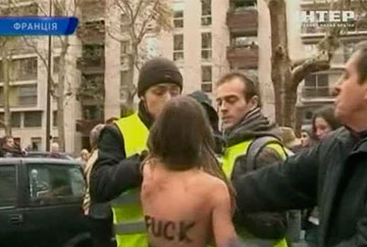 Парижские католики напали на девушек из Femen