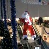 В английском торговом центре Санта-Клаус застрял под потолком
