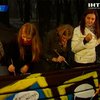 Киевские власти разукрасили скамейки у Владимирской горки