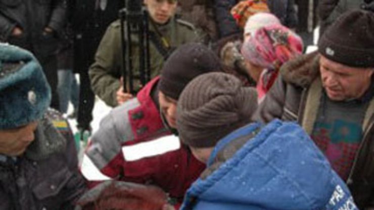 В Кыргызстане должники по кредитам попытались массово сжечь себя