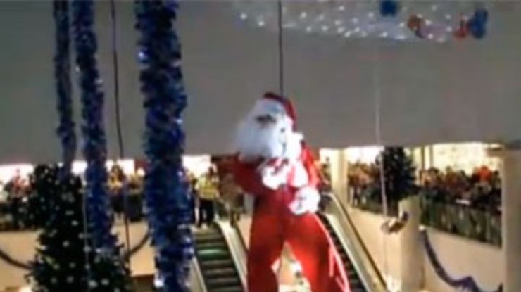 В английском торговом центре Санта-Клаус застрял под потолком