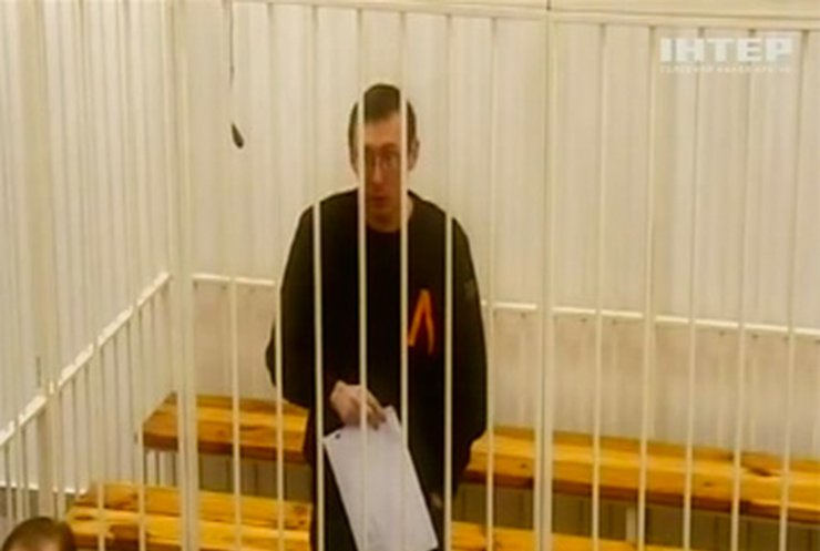 На заседание суда Луценко надел оранжевую ленту