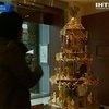 В Японии создали золотую новогоднюю елку с диснеевскими героями