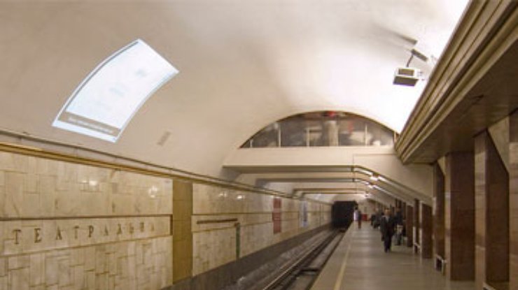Линия столичного метро остановилась из-за падения пассажира на рельсы (обновлено)