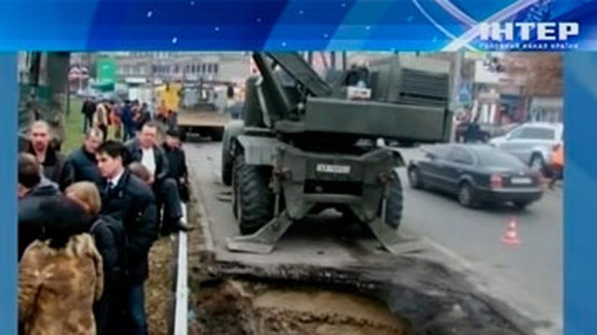 В Киеве провалился асфальт у ЗАГСА