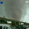 В Италии мощный торнадо перевернул подъемный кран