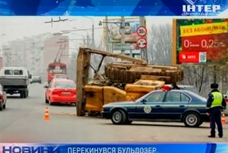 В Ивано-Франковске с тягача упал 17-тонный бульдозер