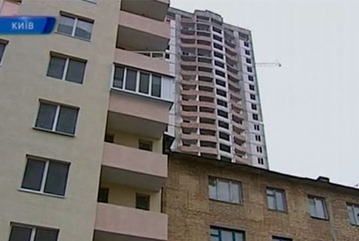 Киевляне уже 6 лет живут в аварийном доме из-за строительства по соседству