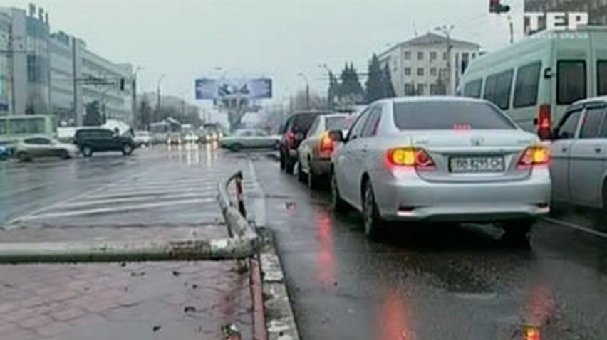 В центре Луганска иномарка сбила расклейщиков билбордов