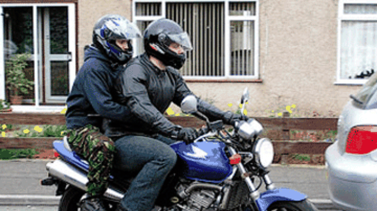 В Колумбии мотоциклистам запретили возить мужчин