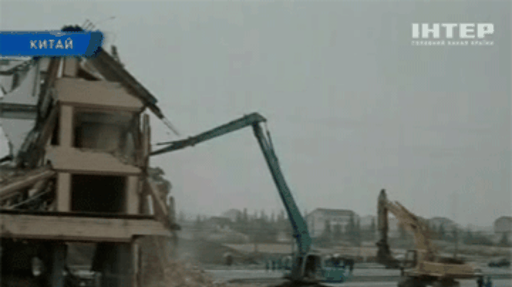 Китайские власти снесли дом фермера, который не хотел переселяться