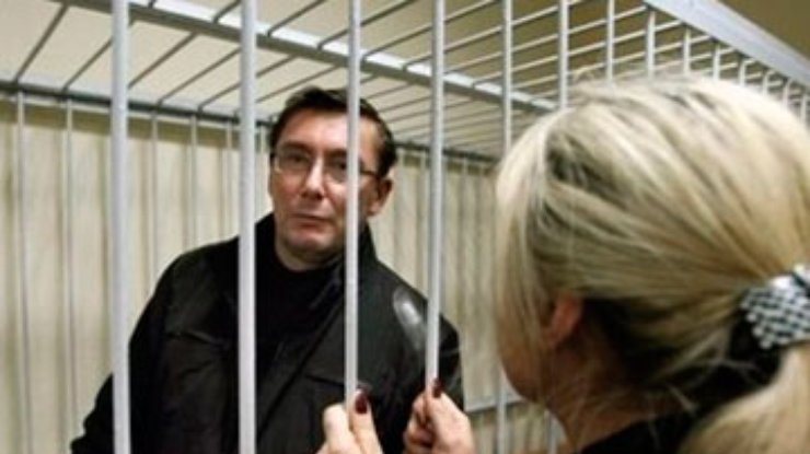 Луценко заперли на амбарный замок и никого не пускают, - жена