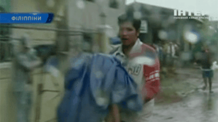 Жертвами тайфуна на Филиппинах стали 325 человек