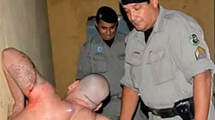 Бразильский заключенный застрял в стене во время побега из тюрьмы