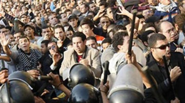 Египет: 25 протестующих пострадали в столкновениях с полицией
