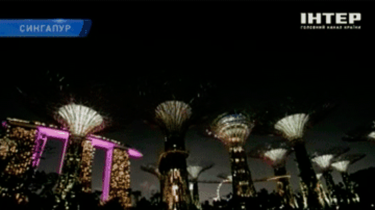В Сингапуре появилась рождественская иллюминация в виде НЛО