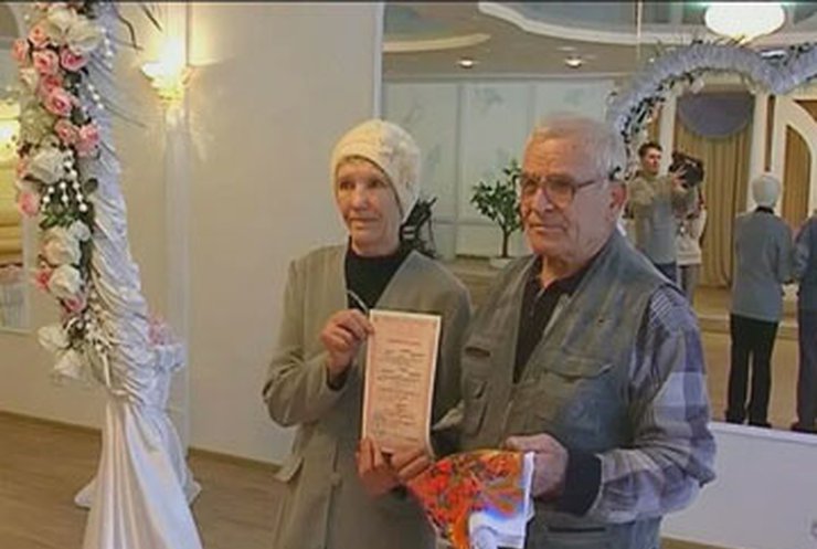 В Алчевске сыграли свадьбу необычные молодожены