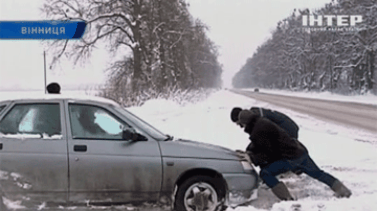 На дорогах Виннитчины образовались многокилометровые снежные заносы