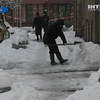 Киевские милиционеры вышли на уборку улиц