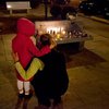 К американской школе, где погибли дети, приносят игрушки и цветы