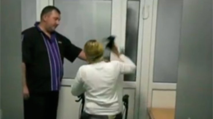 Тимошенко не может ходить, но силой доставлять ее в суд можно, - врачи