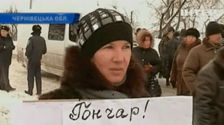 На Буковине рабочие завода перекрыли трассу