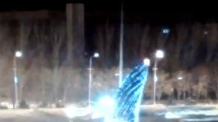 В столице Кыргызстана рухнула главная елка страны (видео)