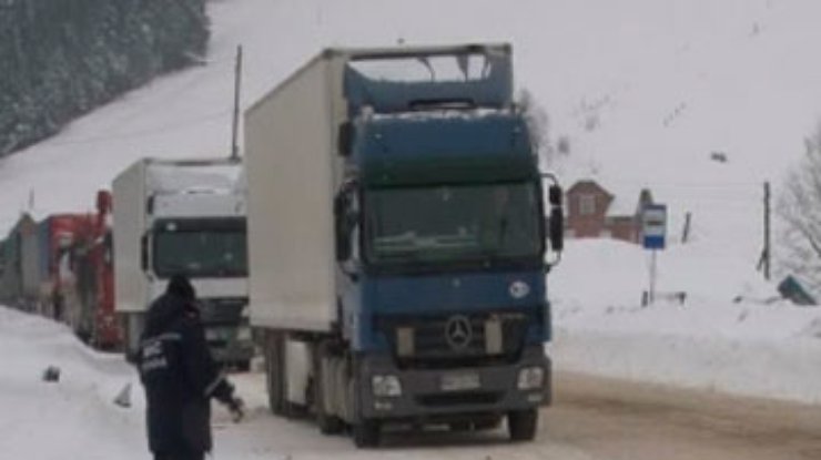 На Полтавщине МЧС вытащило из снега 58 грузовиков