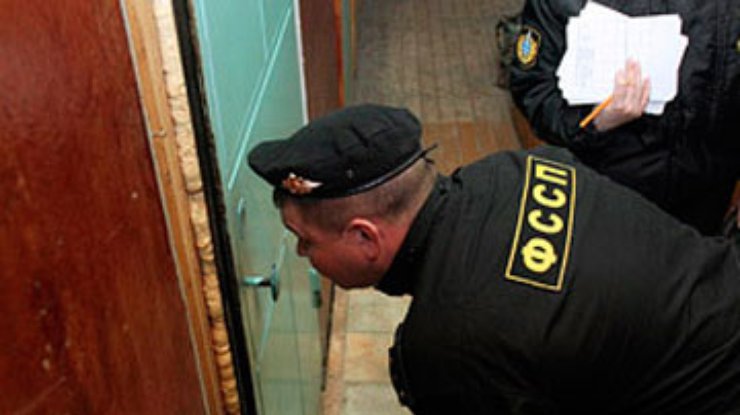 Челябинские судебные приставы арестовали дверь