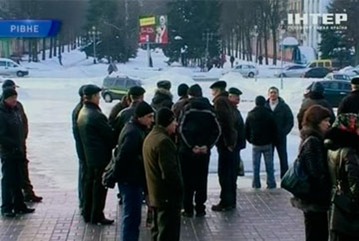 Работники Ривненского завода продолжили акцию протеста из-за невыплаты зарплат