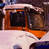 Припаркованные машины мешают уборке снега в Киеве