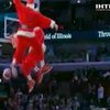 Санта-Клаусы порадовали зрителей игрой в баскетбол